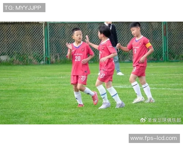 绿茵巨星齐聚同框闪耀见证球队荣耀时刻